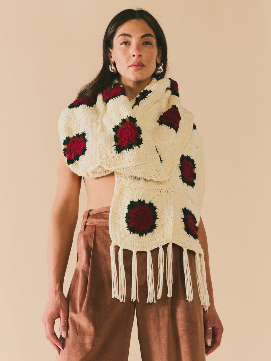 Eddy Round Top Rose Scarf