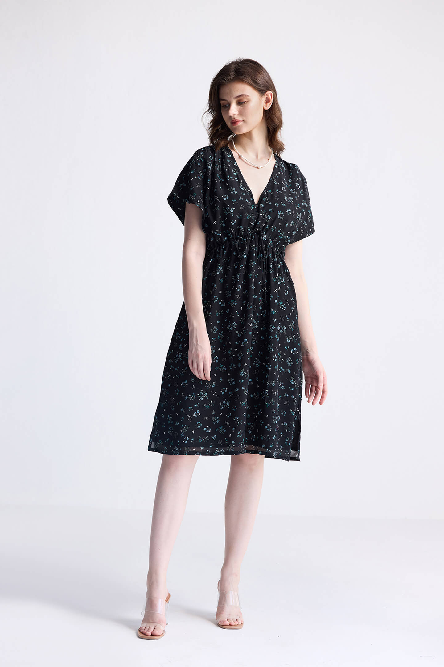 Reistor Gathered Knee-length Dress in Dark Blue Florals