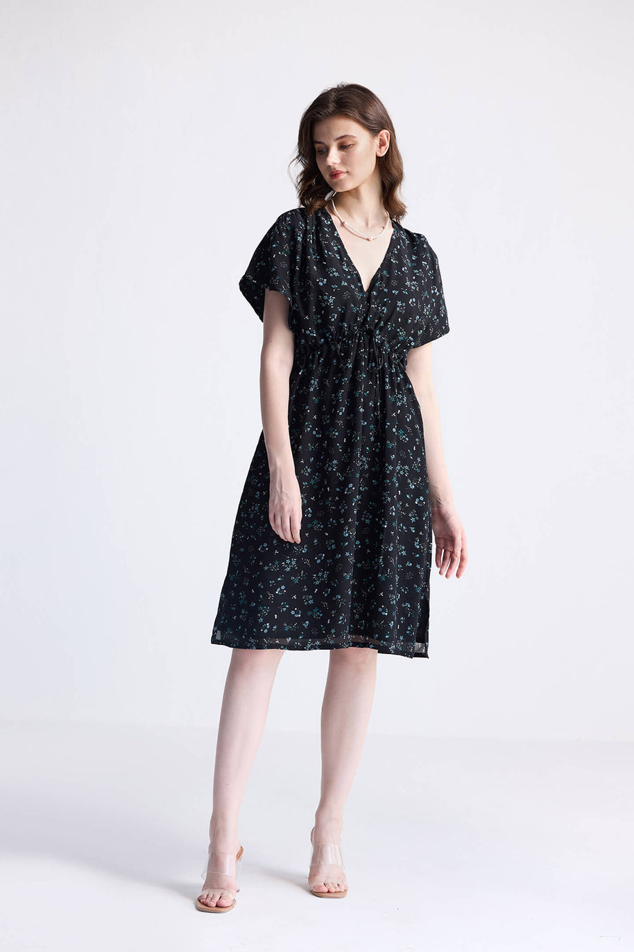 Reistor Gathered Knee-length Dress in Dark Blue Florals