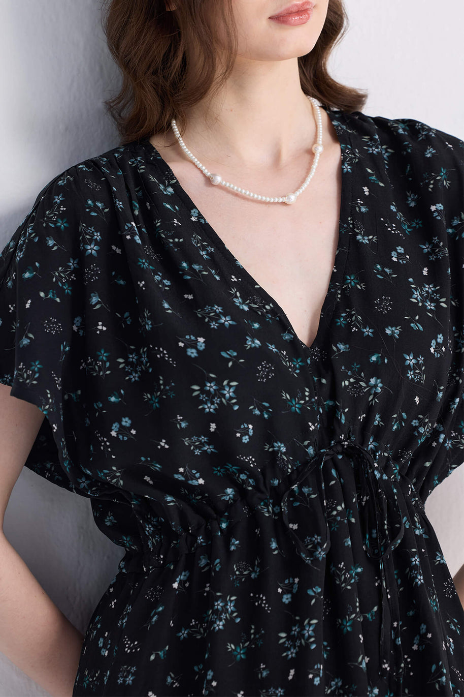 Reistor Gathered Knee-length Dress in Dark Blue Florals