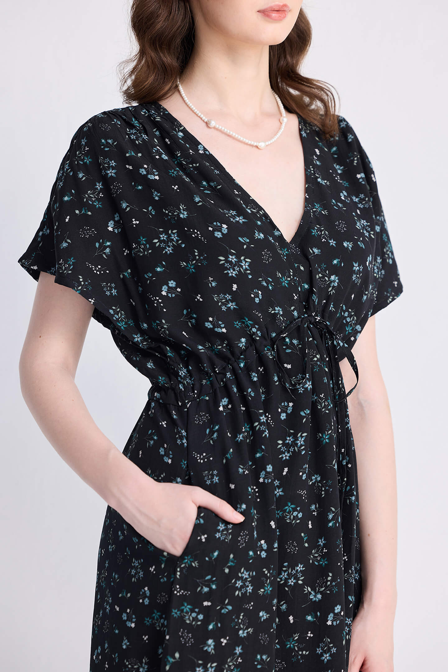 Reistor Gathered Knee-length Dress in Dark Blue Florals