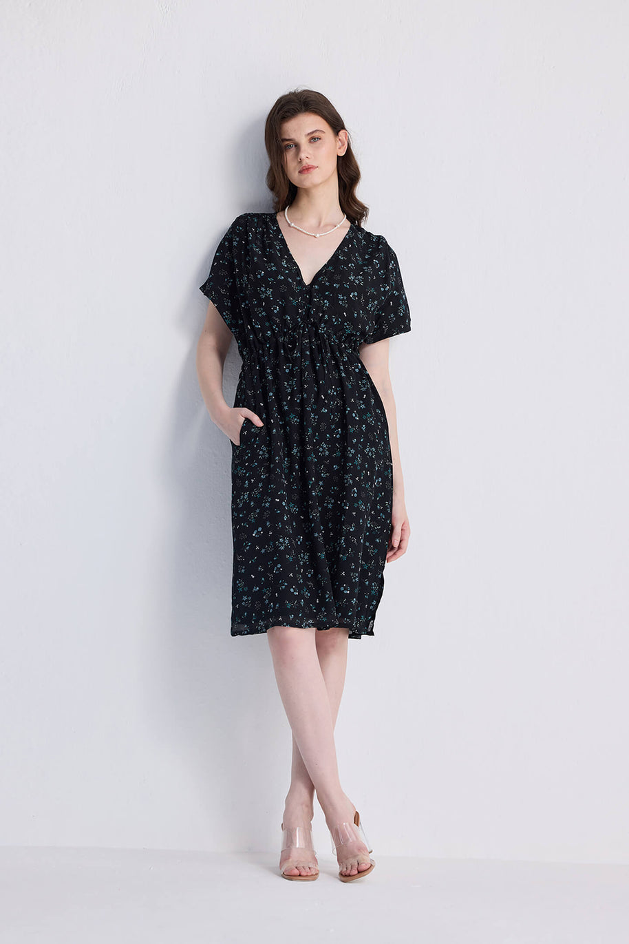 Reistor Gathered Knee-length Dress in Dark Blue Florals