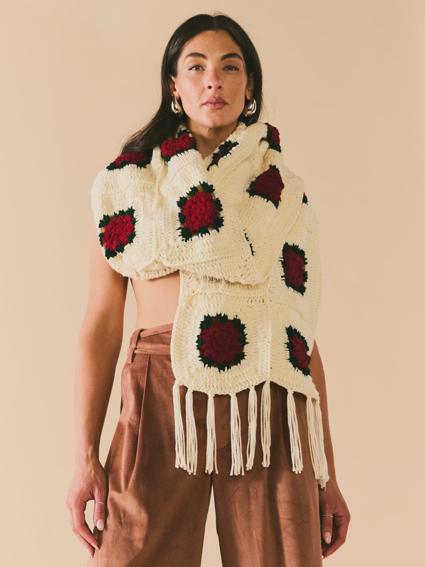 Eddy Round Top Rose Scarf