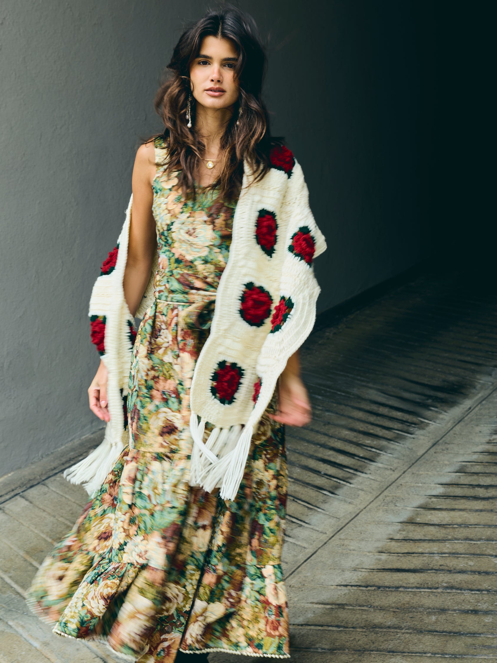 Eddy Round Top Rose Scarf