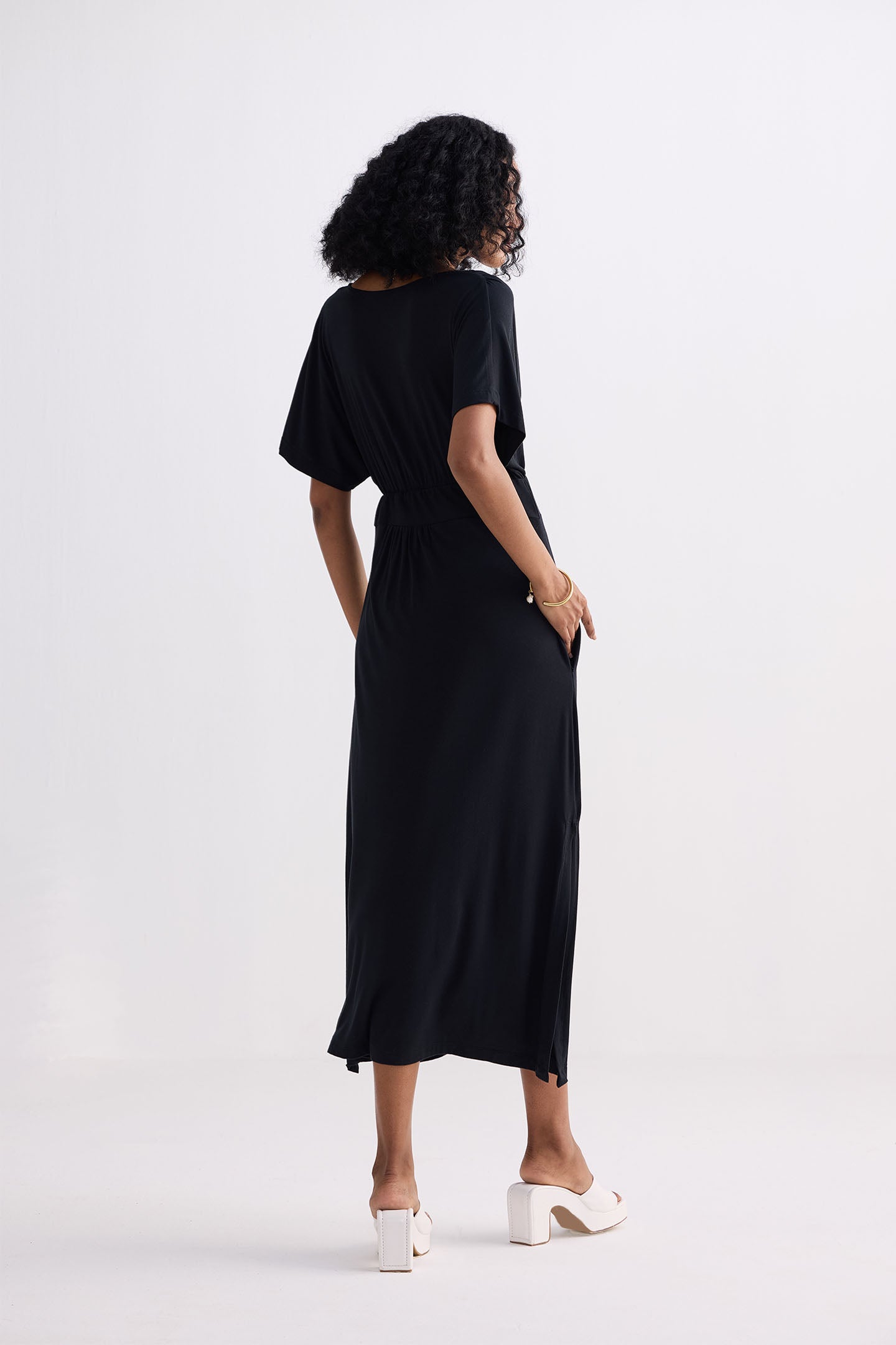 Reistor Flowy A-Line Maxi Dress with Side Slits in Black