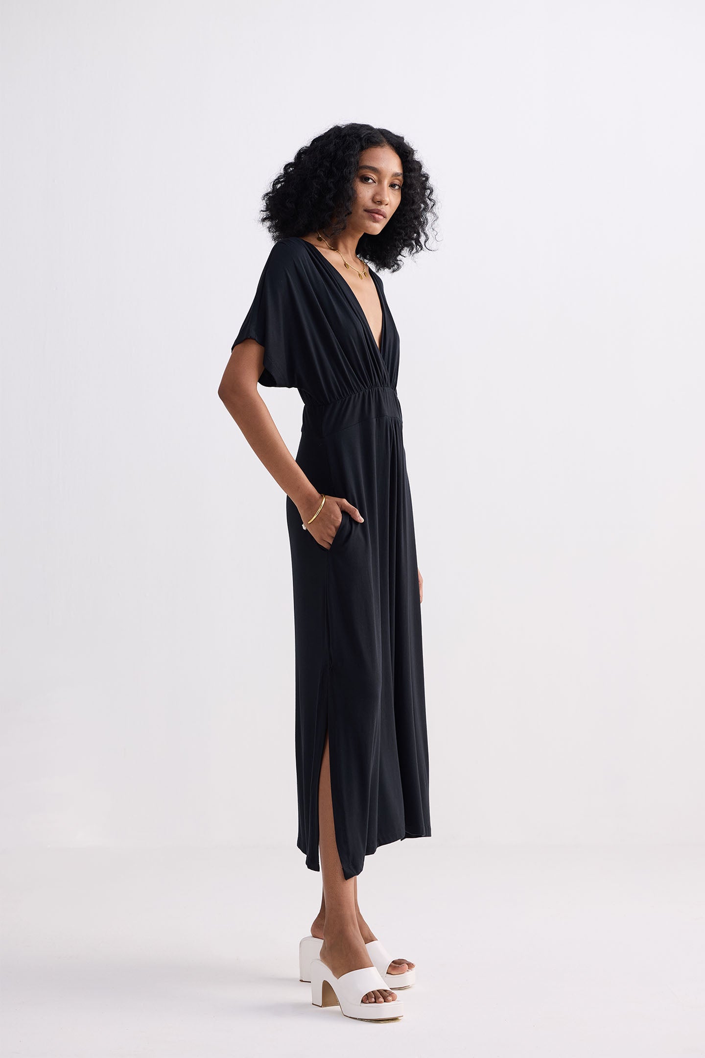 Reistor Flowy A-Line Maxi Dress with Side Slits in Black
