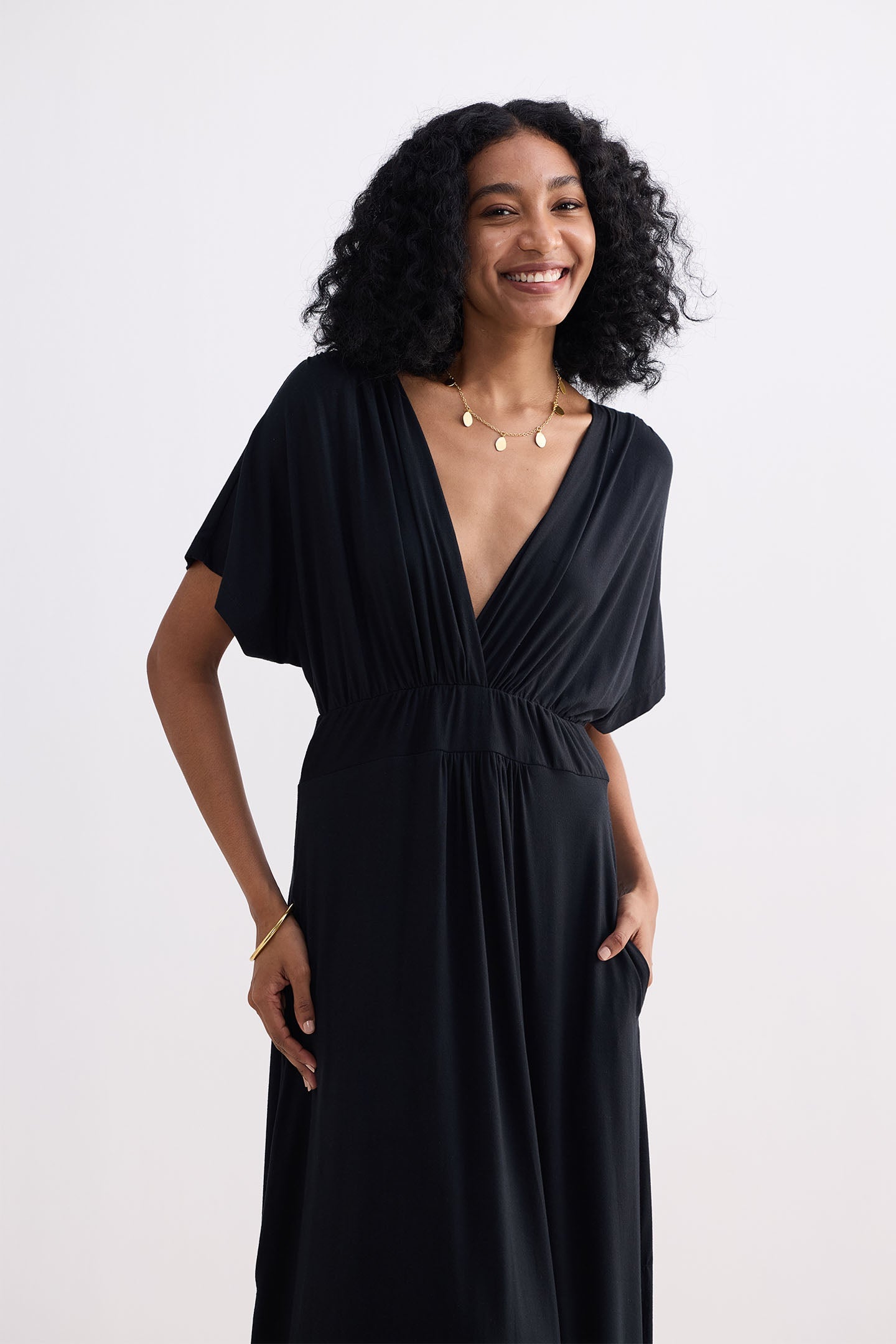 Reistor Flowy A-Line Maxi Dress with Side Slits in Black