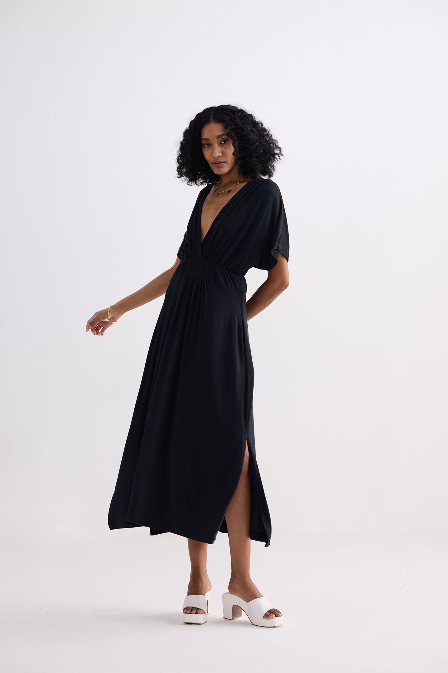 Reistor Flowy A-Line Maxi Dress with Side Slits in Black