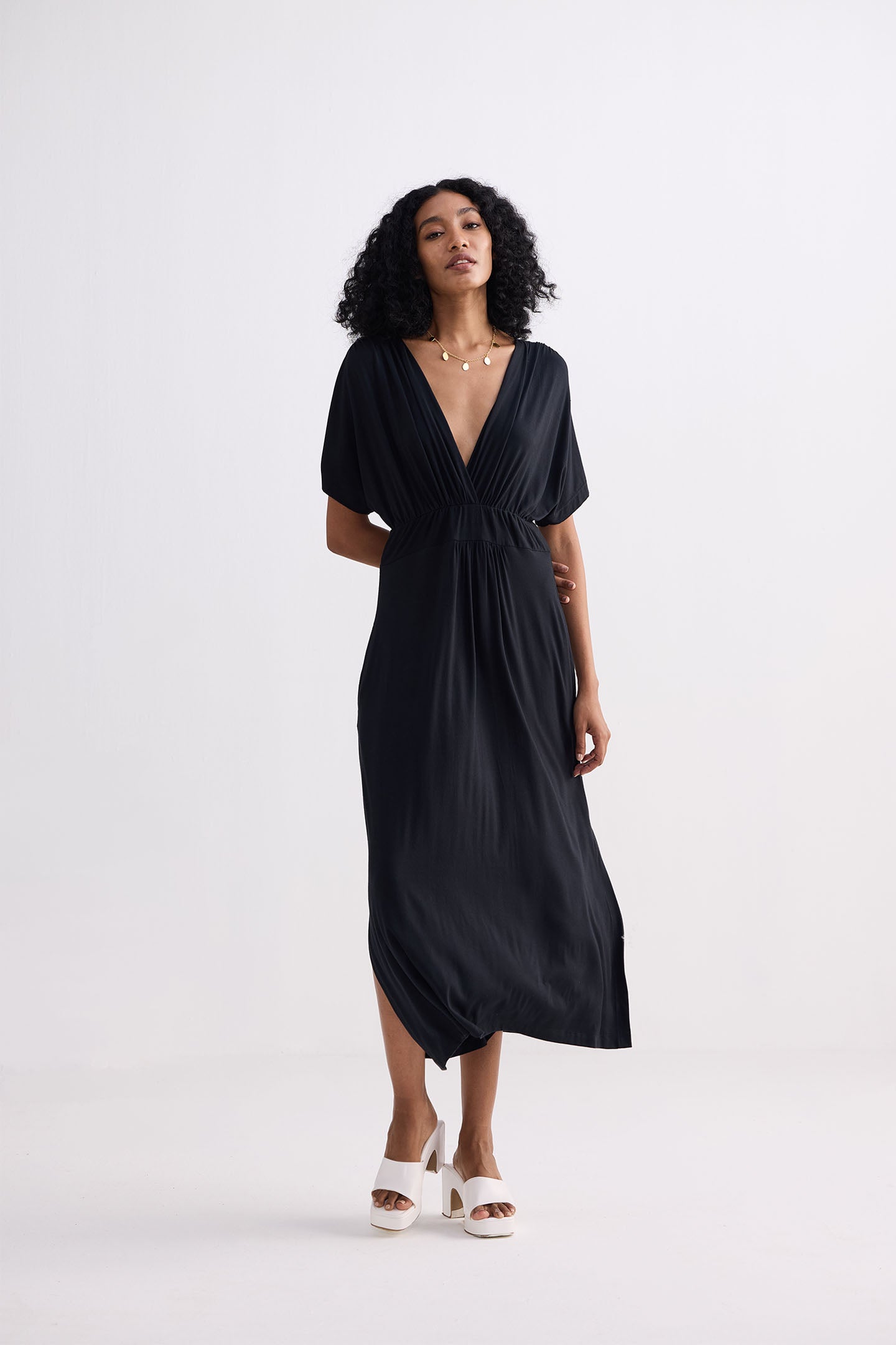 Reistor Flowy A-Line Maxi Dress with Side Slits in Black