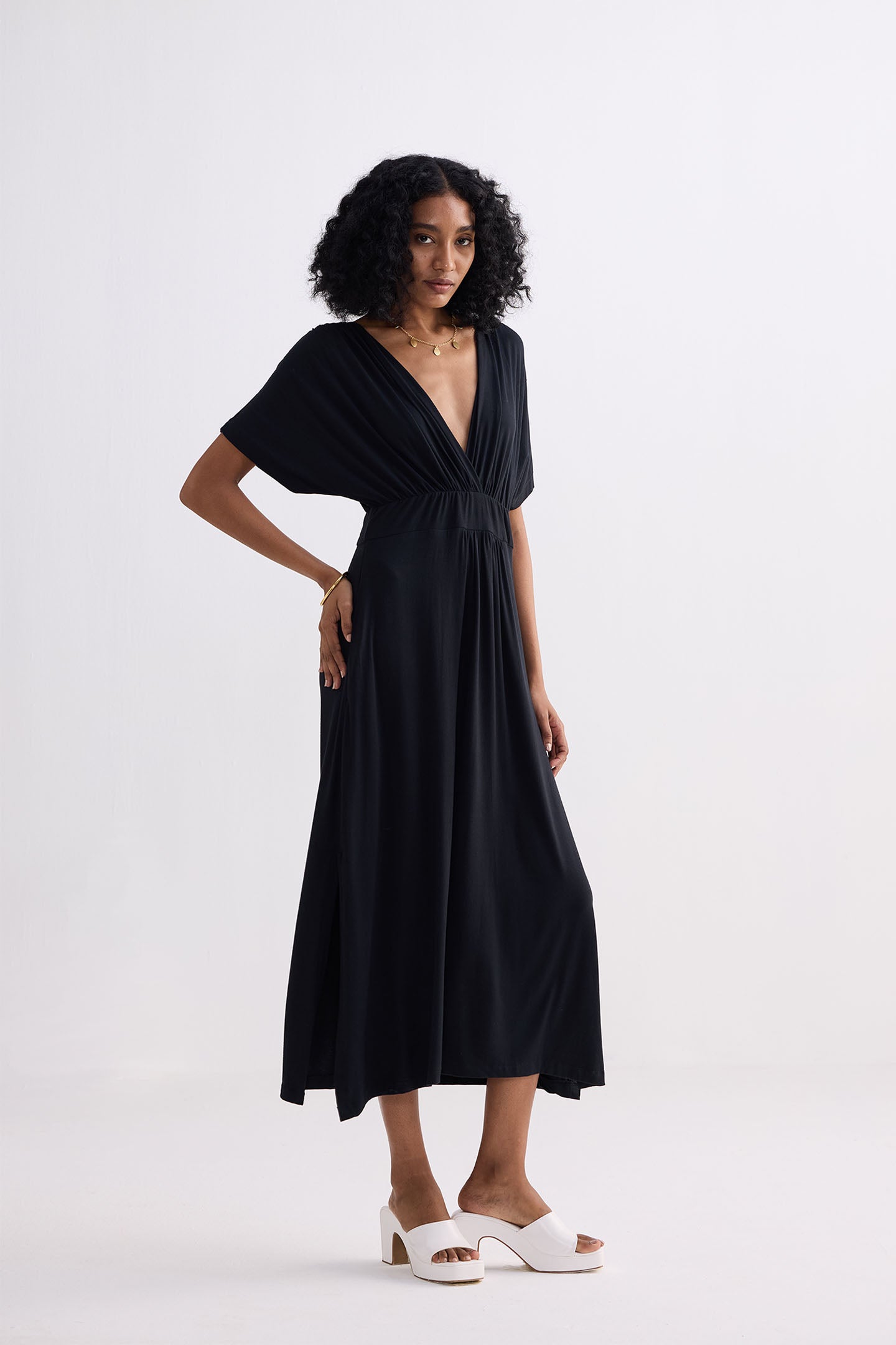 Reistor Flowy A-Line Maxi Dress with Side Slits in Black