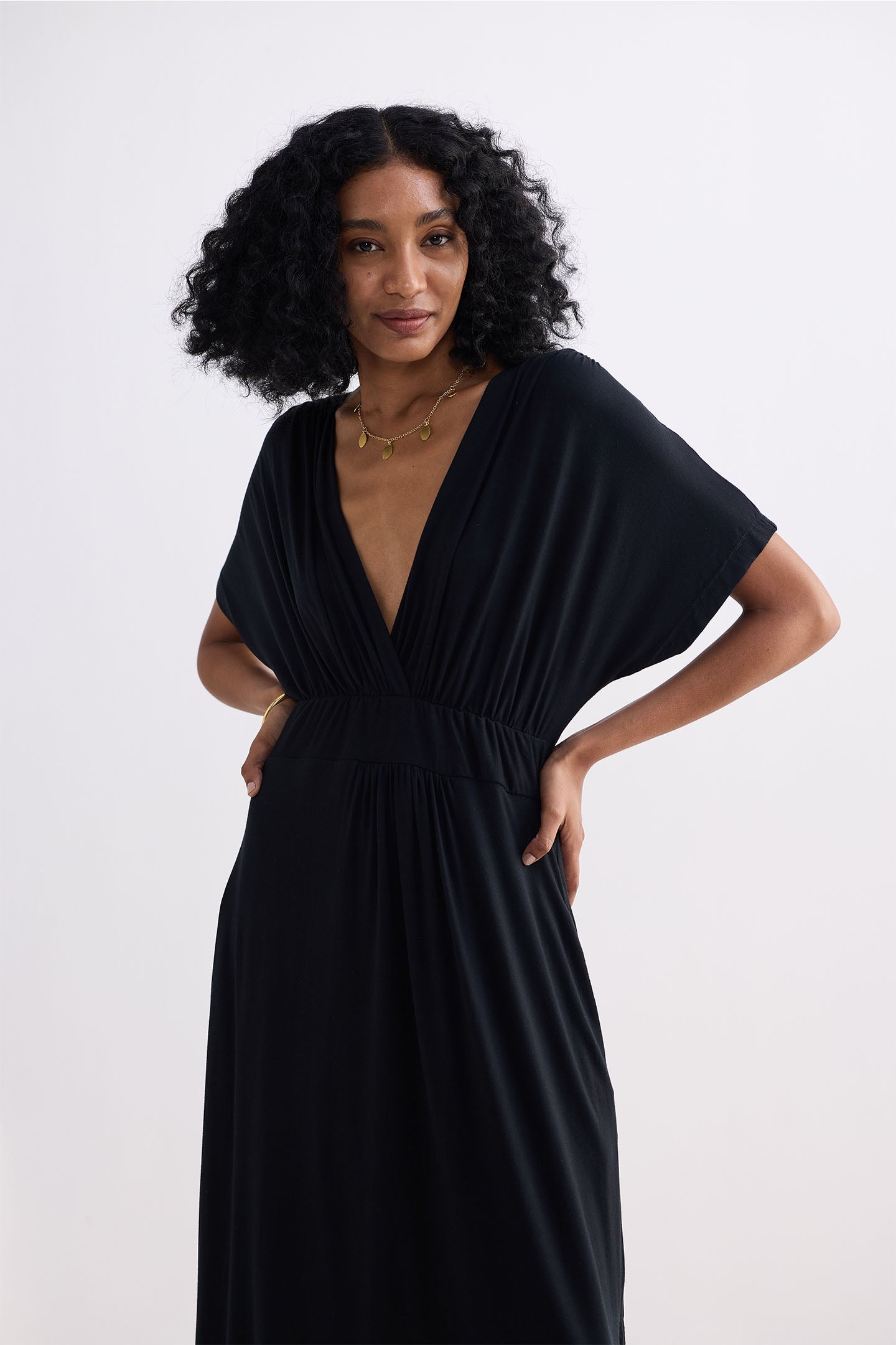 Reistor Flowy A-Line Maxi Dress with Side Slits in Black