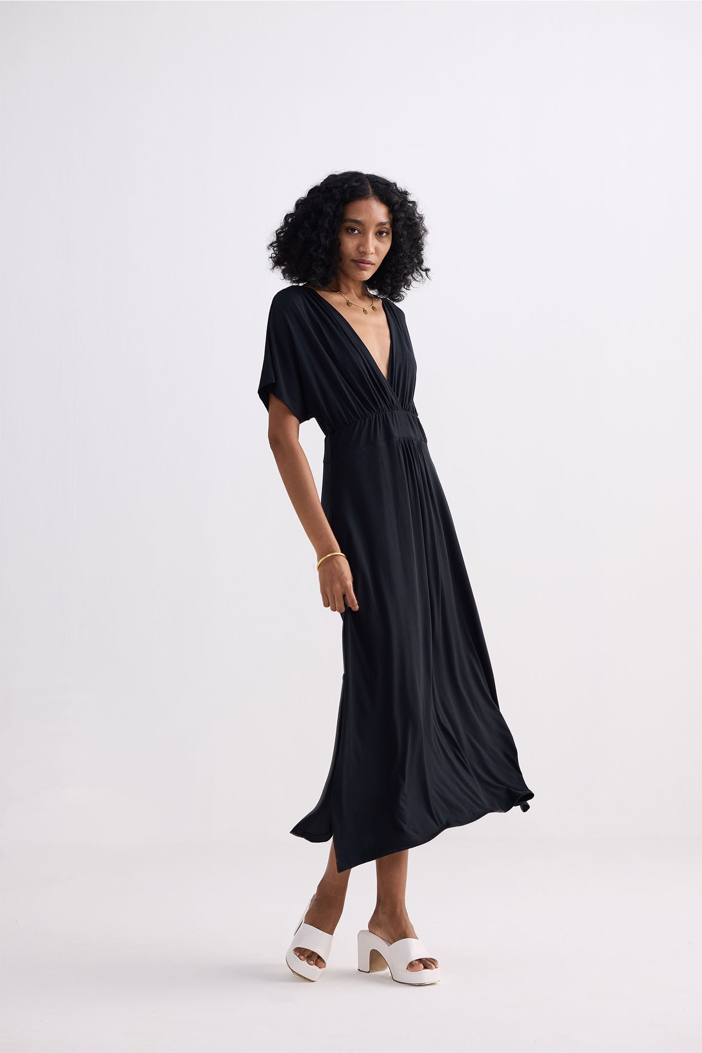Reistor Flowy A-Line Maxi Dress with Side Slits in Black