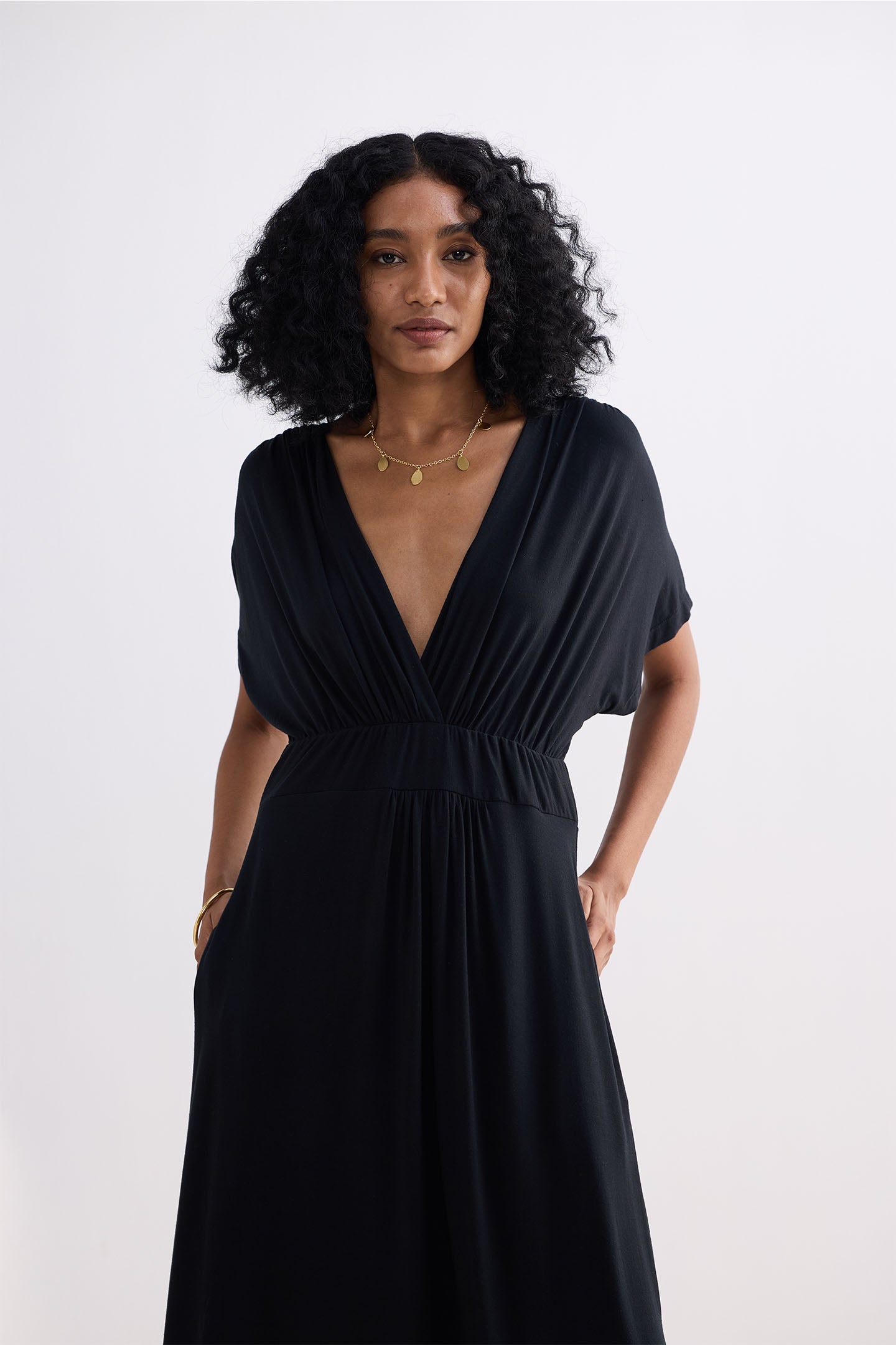Reistor Flowy A-Line Maxi Dress with Side Slits in Black