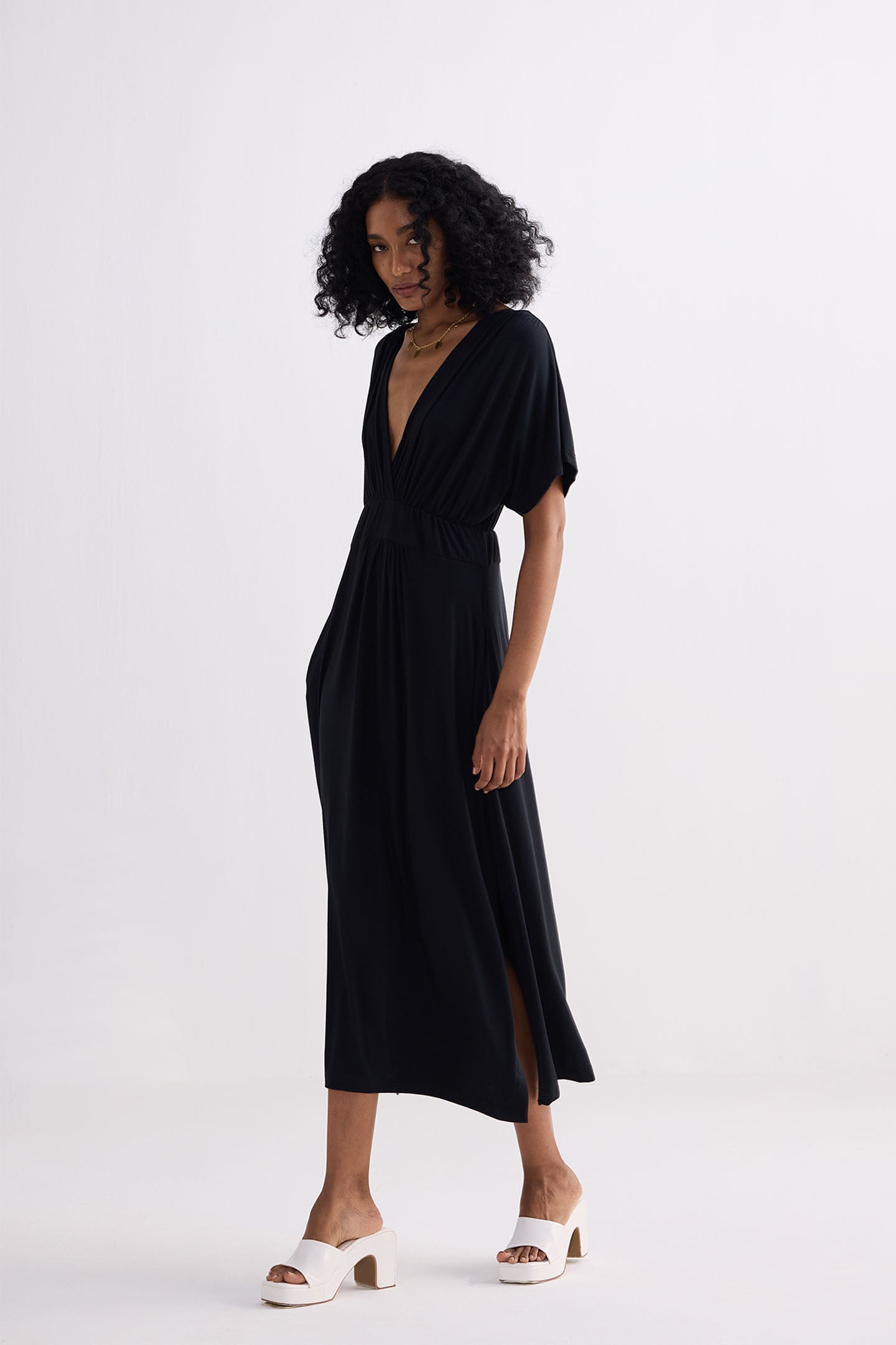 Reistor Flowy A-Line Maxi Dress with Side Slits in Black