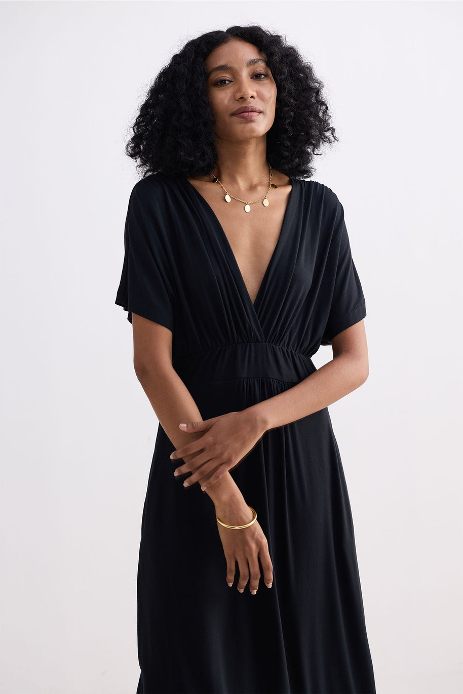 Reistor Flowy A-Line Maxi Dress with Side Slits in Black