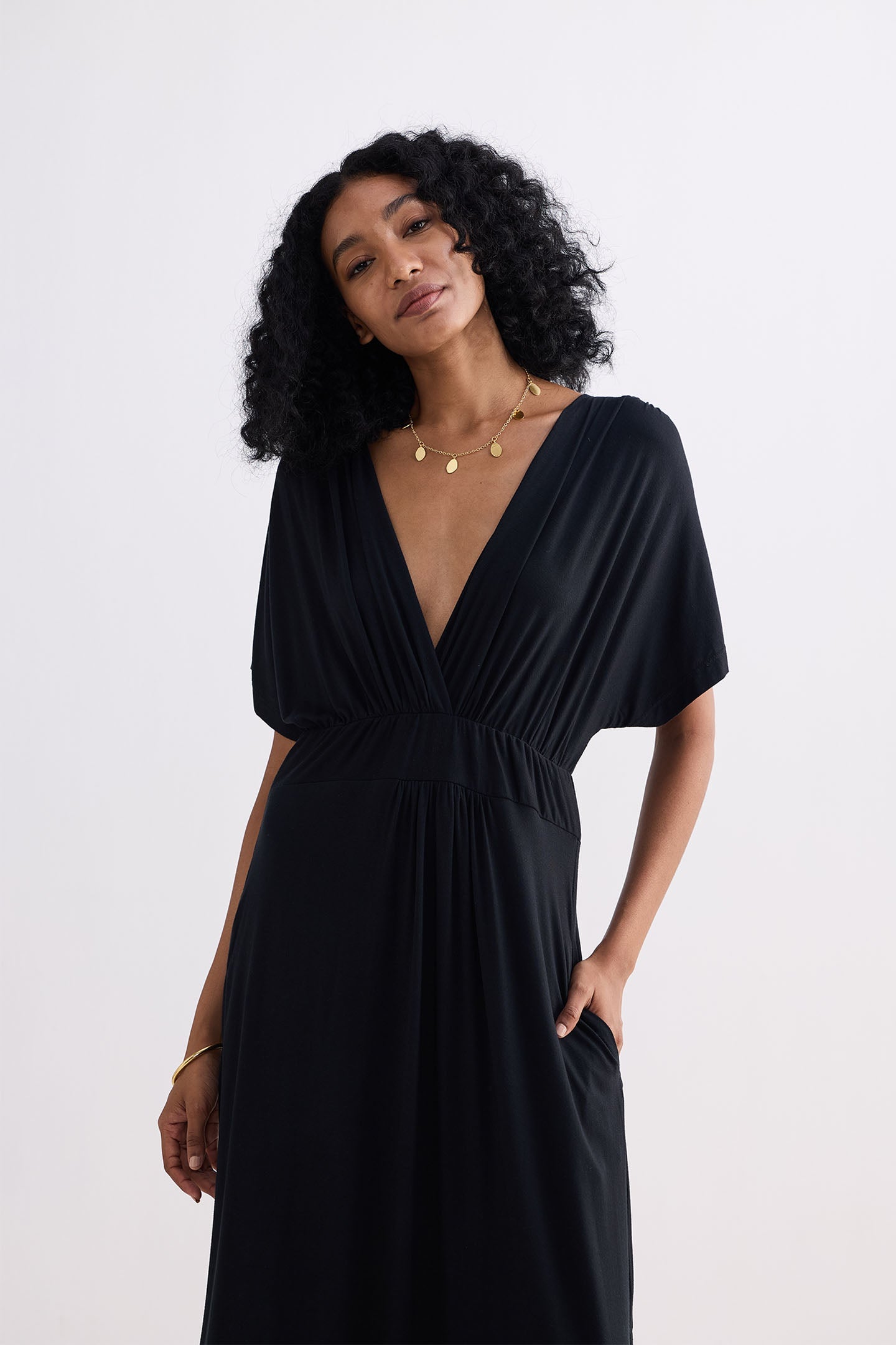Reistor Flowy A-Line Maxi Dress with Side Slits in Black