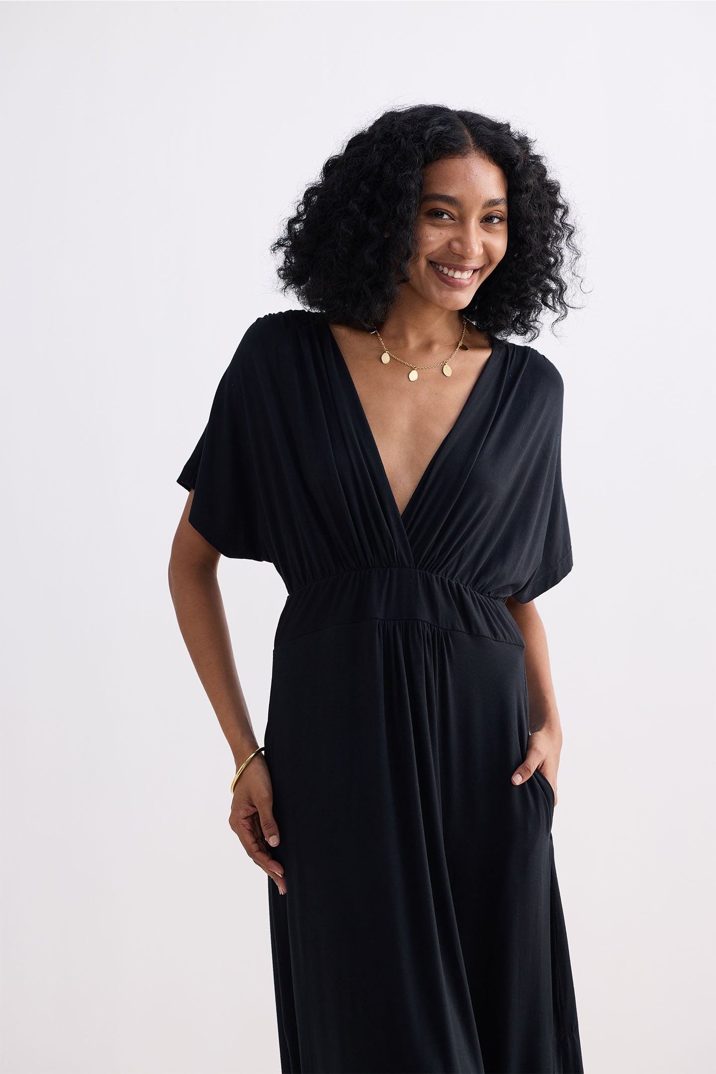 Reistor Flowy A-Line Maxi Dress with Side Slits in Black