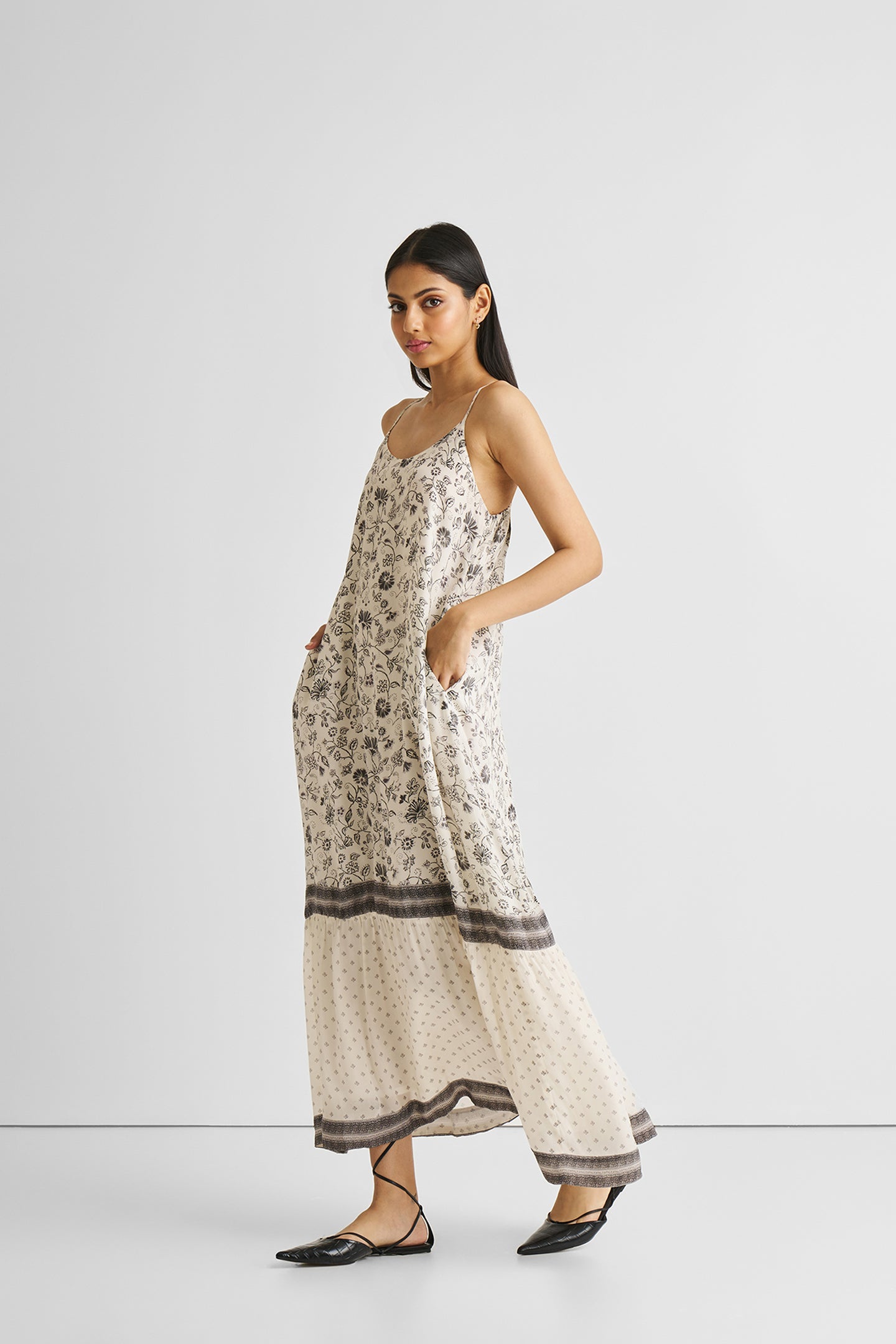 Reistor Flowy Maxi Dress in Black Florals