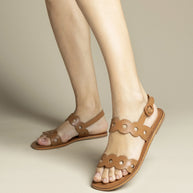 Larroude Florence Flat Sandal In Light Caramel Leather