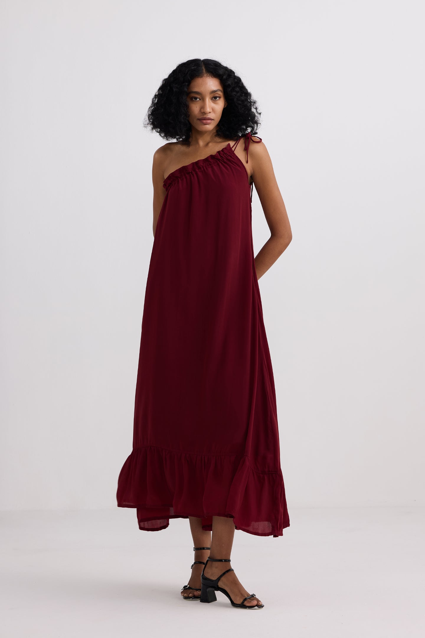 Reistor One-shoulder Midi dress in Burgundy