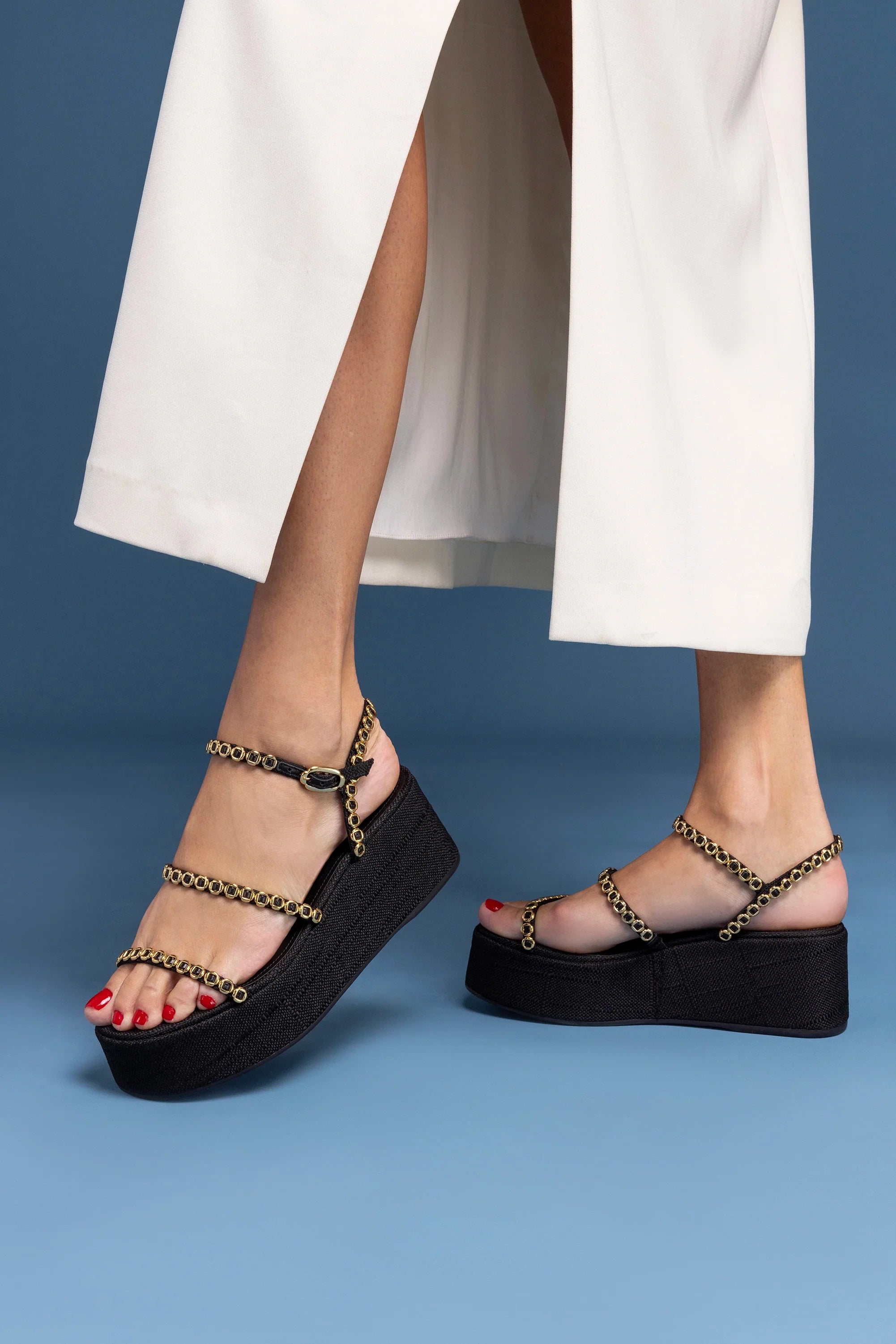 Larroude Gio Milanina Flatform Sandal In Black Raffia