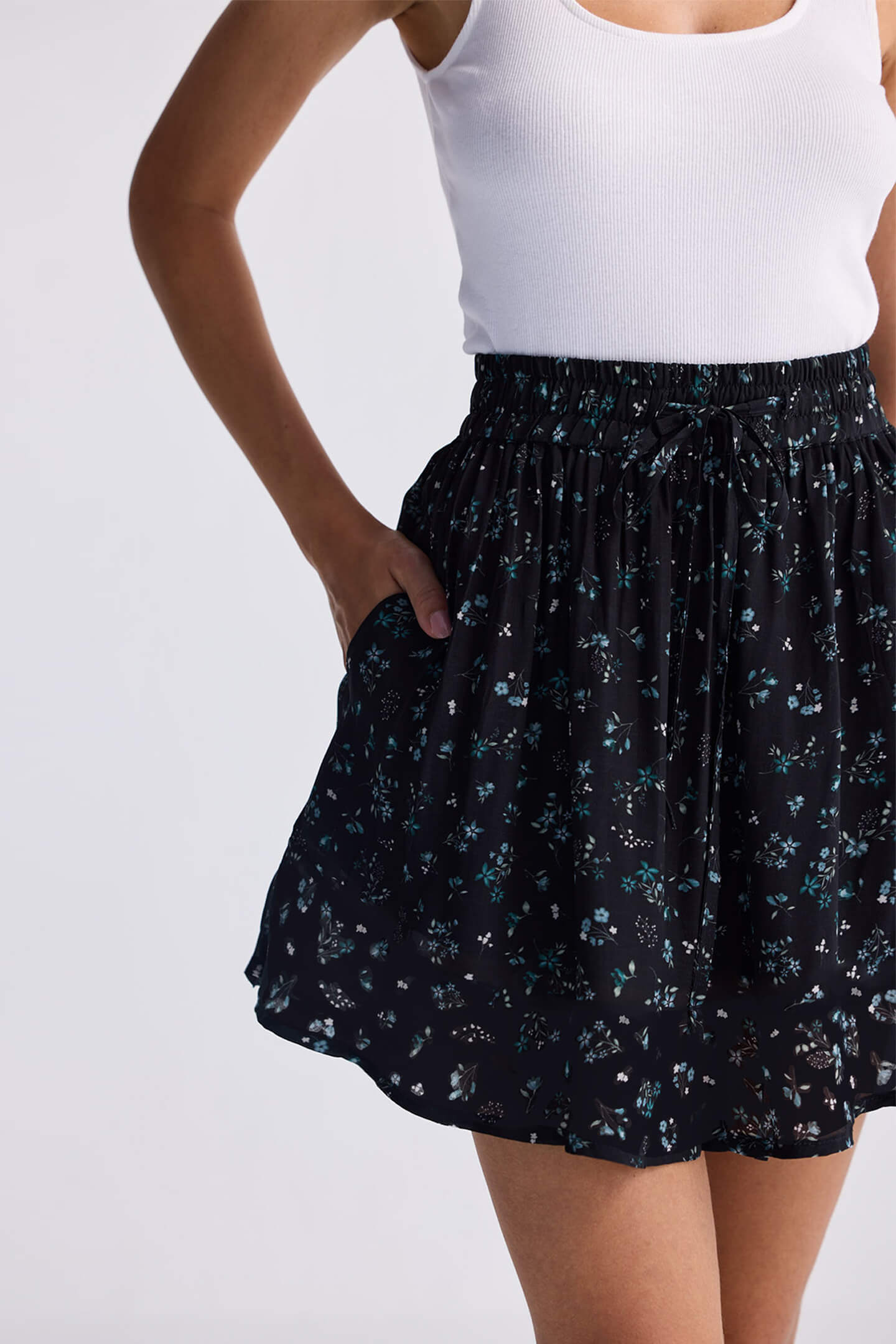 Reistor Drawstring Short Skirt in Dark Blue Florals