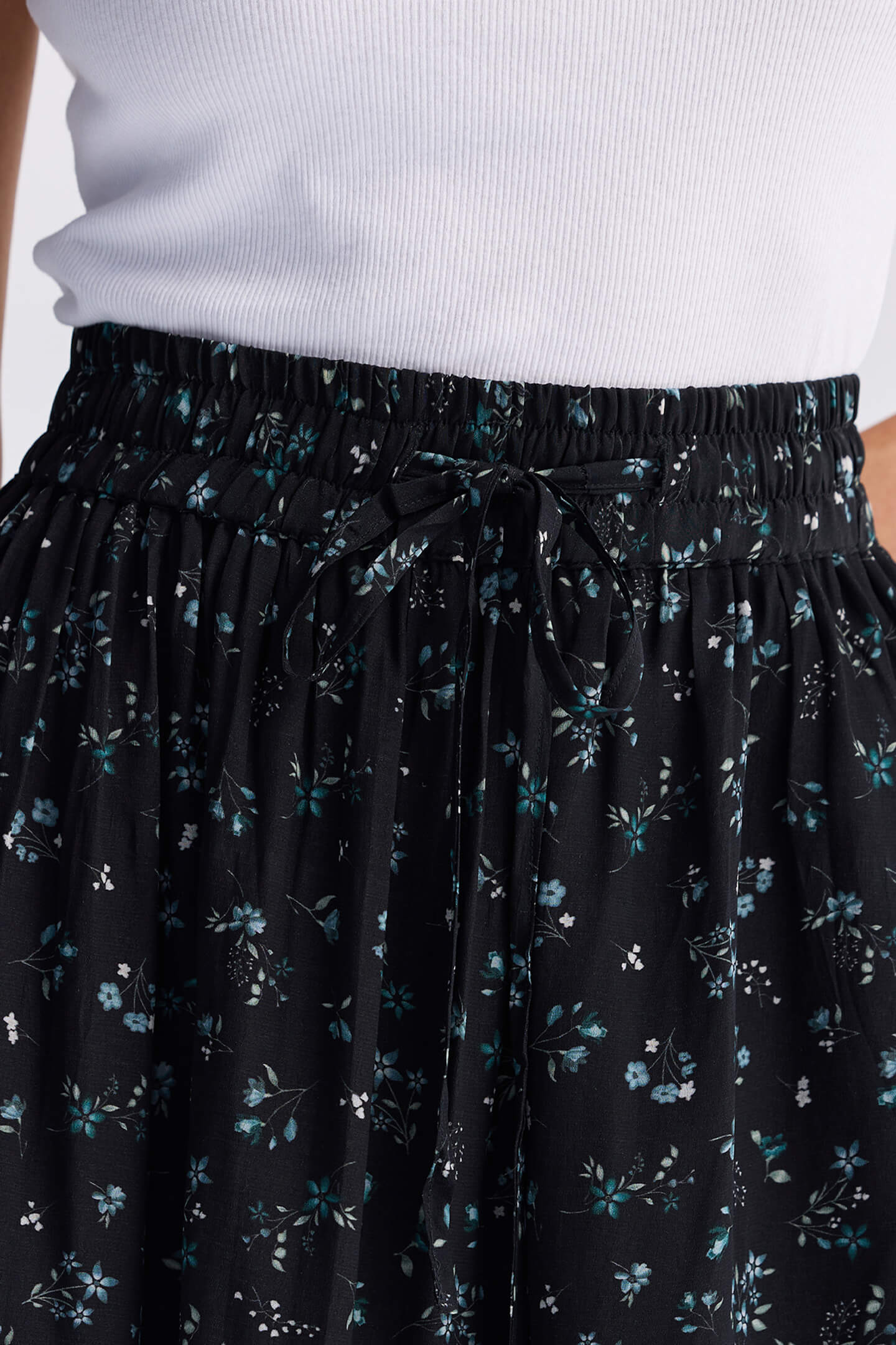 Reistor Drawstring Short Skirt in Dark Blue Florals