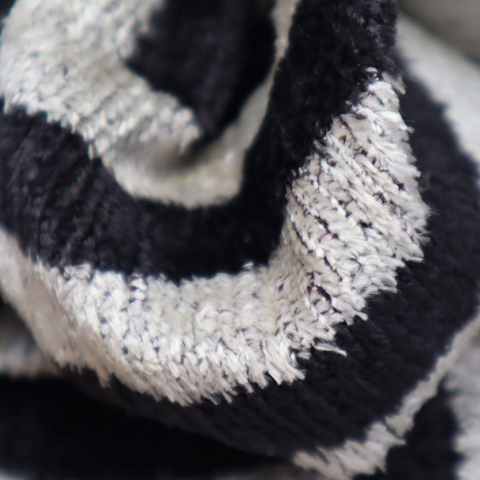 Canvello Luxury Decorative Black White Throw Pillow | 16 X 24 In (40 X 60 Cm)