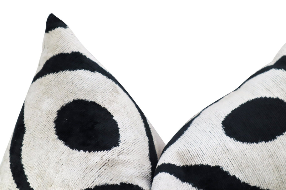 Canvello Luxury Decorative Black White Throw Pillow | 16 X 24 In (40 X 60 Cm)