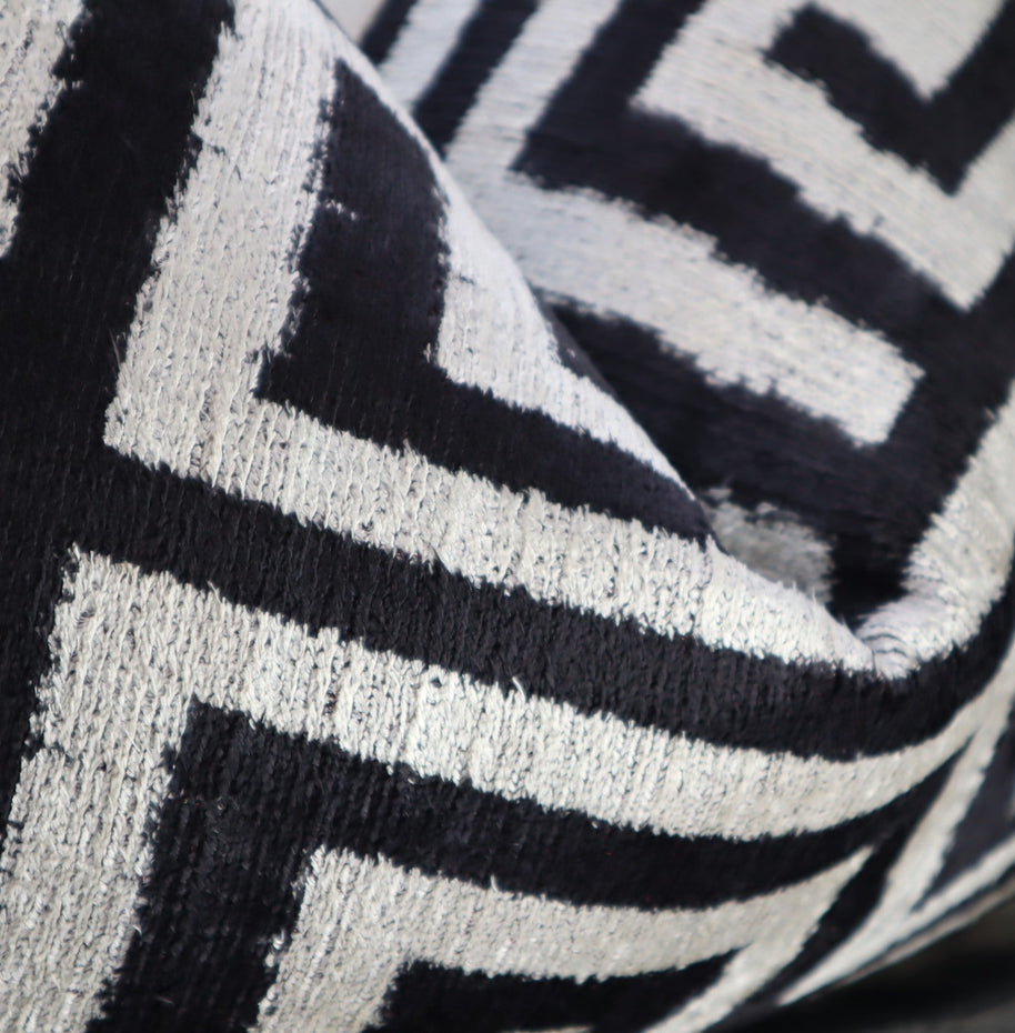 Canvello Luxury Decorative Black White Throw Pillow | 16 X 24 In (40 X 60 Cm)