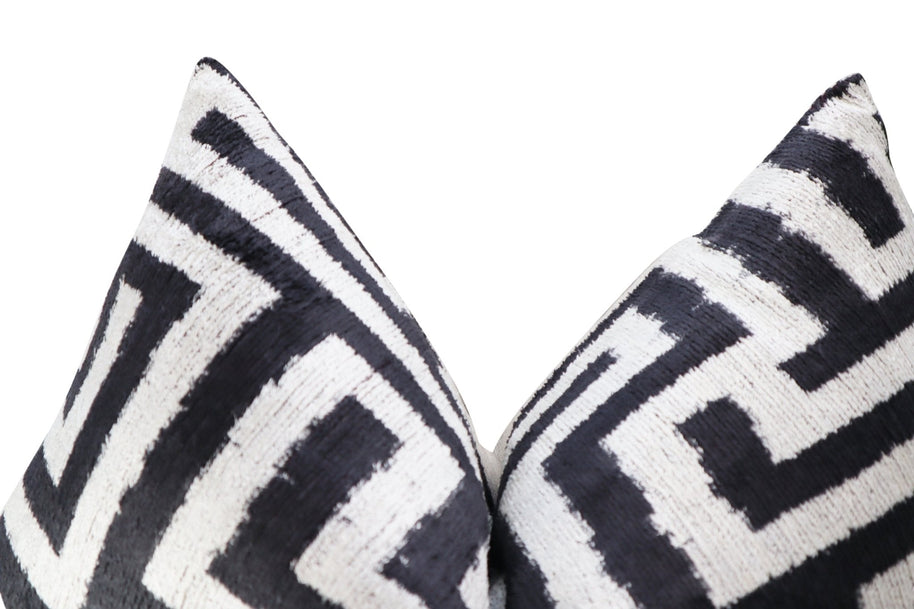 Canvello Luxury Decorative Black White Throw Pillow | 16 X 24 In (40 X 60 Cm)